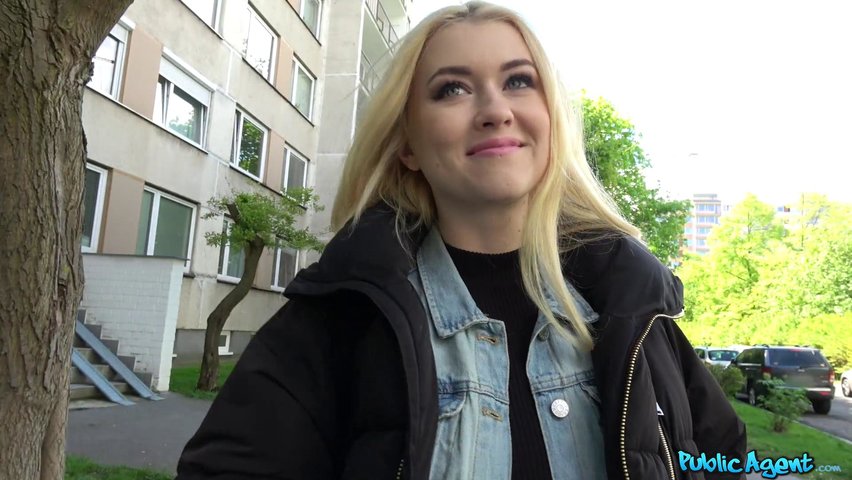 Чешская блондинка согласилась заняться мастурбацией перед пикапером